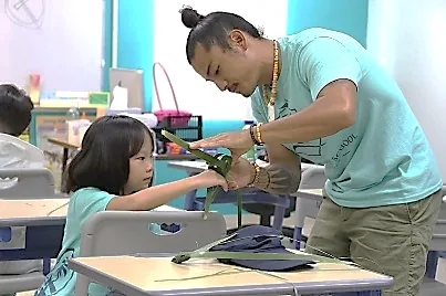 教室で先生に教わる女の子