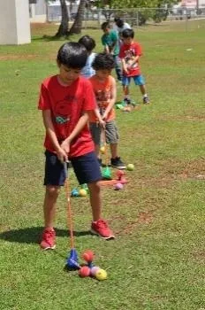 芝生の上でボール遊びをする男の子