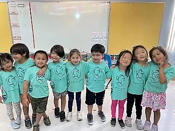 おそろいの T シャツで並ぶ子どもたち