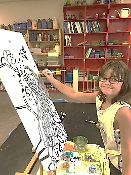 キャンバスに色を塗る女の子